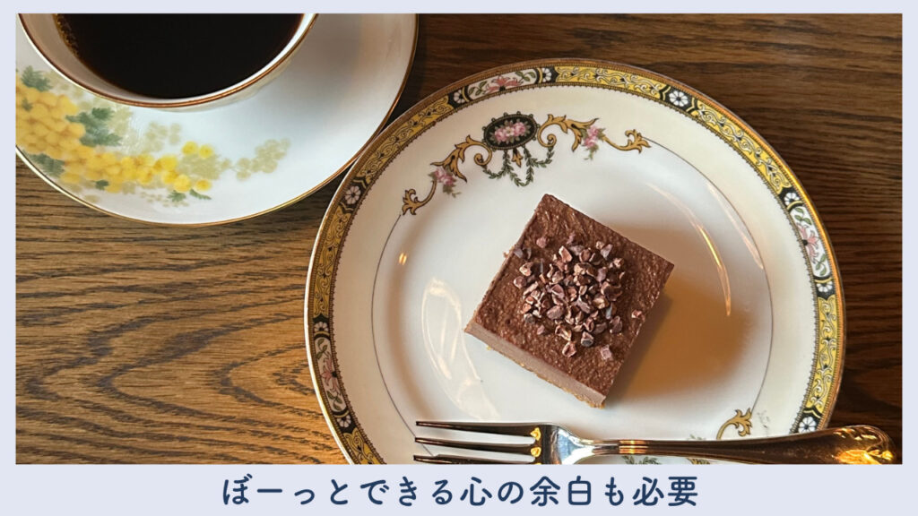 実際のカフェのコーヒーとケーキの画像